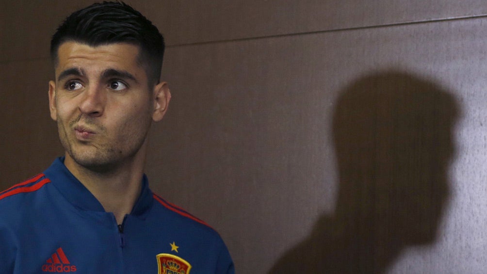 Morata gesticula en conferencia de prensa 