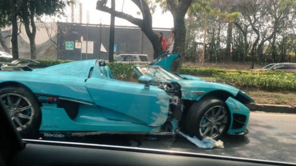 Auto de alta velocidad sufre accidente en Lomas de Chapultepec 