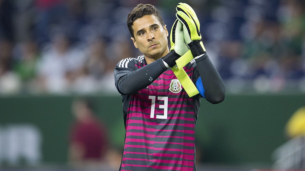 Guillermo Ochoa aplaude en juego de la Selección Mexicana