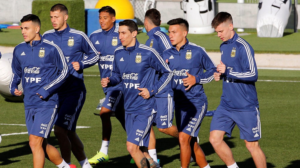 Di María trota con sus compañeros en la selección argentina