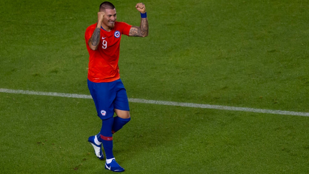 Nicolás Castillo festeja gol ante la Selección Mexicana