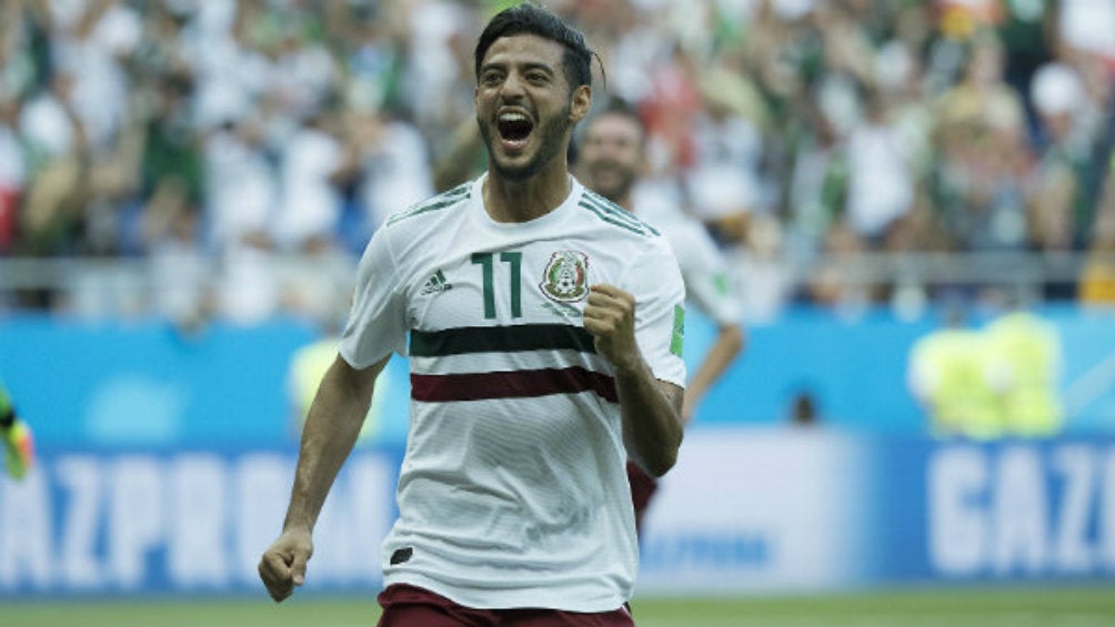 Vela celebra una anotación con la Selección Mexicana