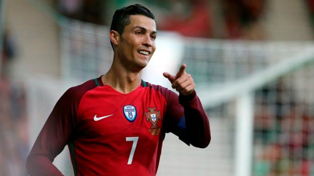 Cristiano sonríe durante un juego de Portugal