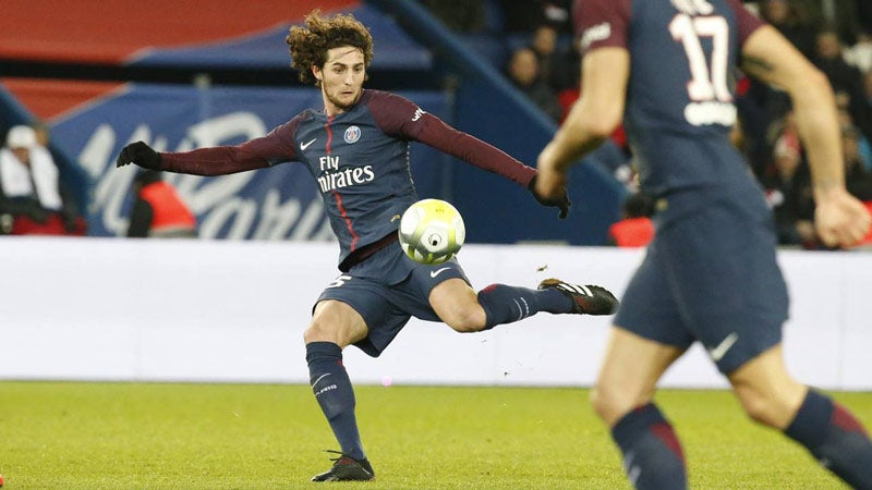 Rabiot intenta 'prender' un esférico en un duelo en Francia 