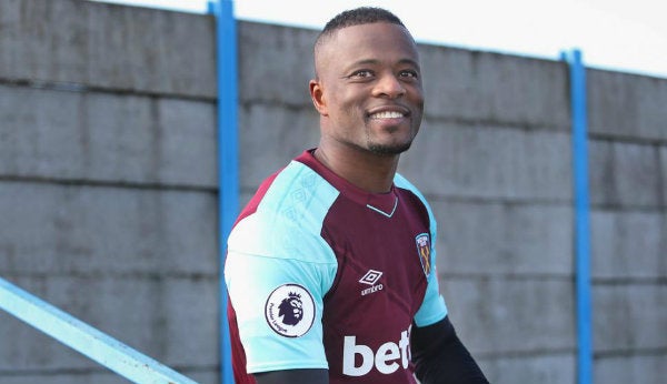 Evra durante su presentación con los Hammers 