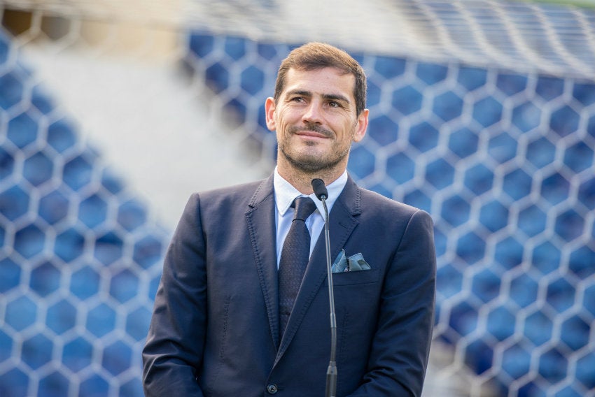 Casillas da unas palabras tras su renovación con los Dragones 