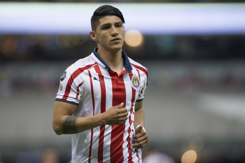 Alan Pulido durante un partido con Chivas