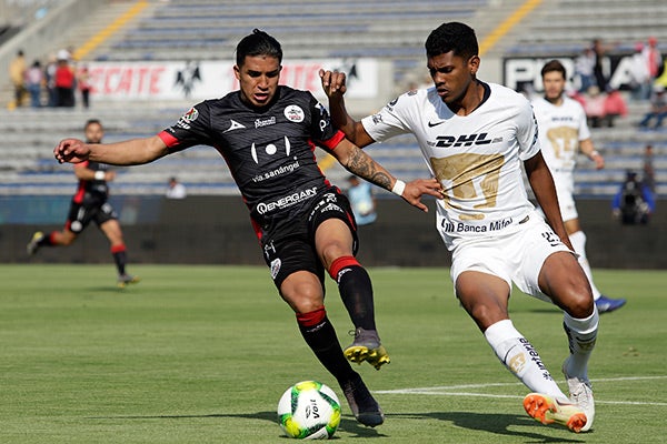 Jeison Angulo trata de recuperar el balón en juego VS Lobos 