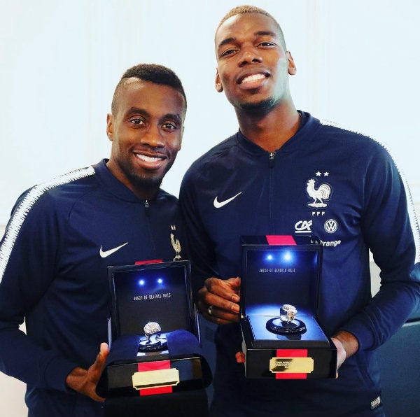 Blaise Matuidi y Paul Pogba presume sus anillos de Campeón 