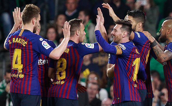 Jugadores del Barcelona festejan un gol