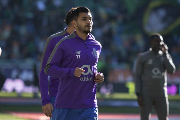 Tecatito Corona durante un entrenamiento con los Dragones 