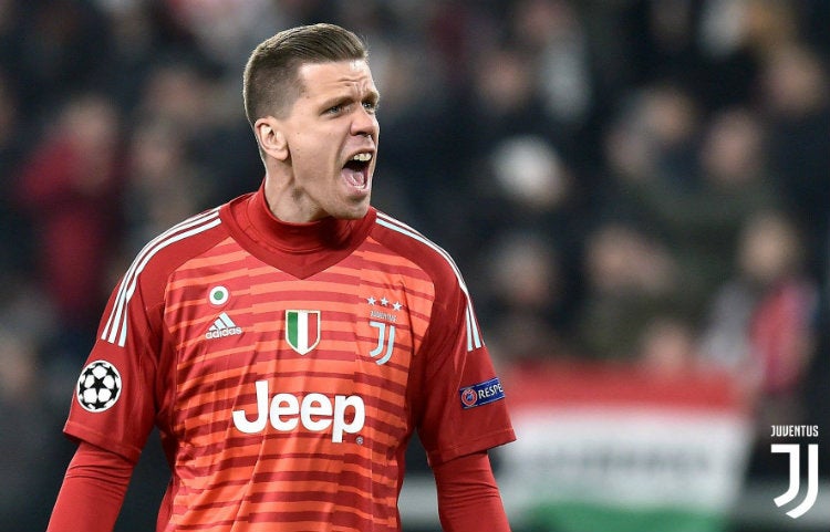 Wojciech Szczesny reclama durante un duelo con Juventus