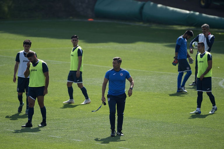 Caixinha observa el entrenamiento de Cruz Azul