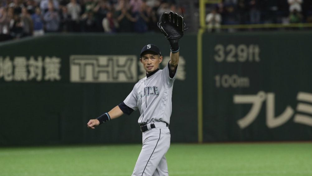 Ichiro Suzuki saluda a los espectadores en el Tokyo Dome 