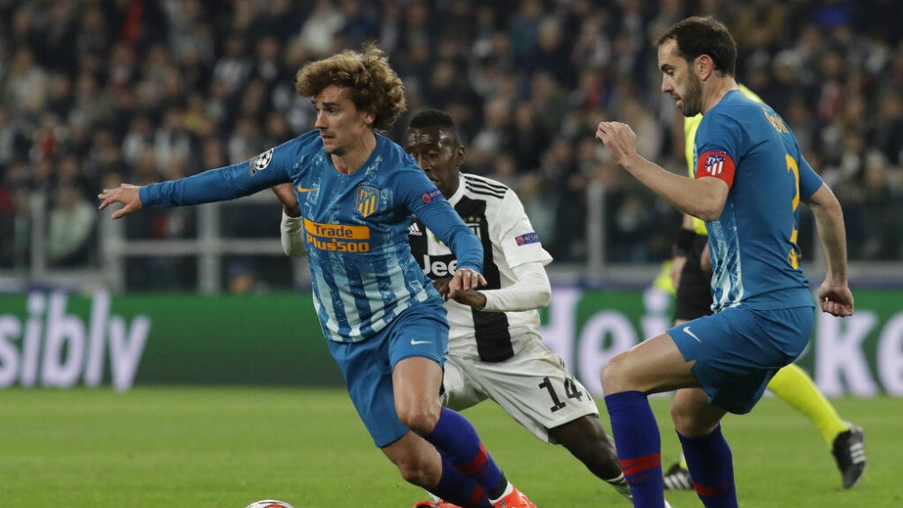 Griezmann conduce el balón ante la persecución de Matuidi 