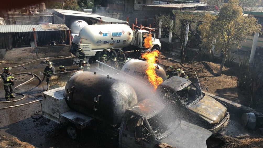 Incendio que consume dos pipas de gas en Milpa Alta