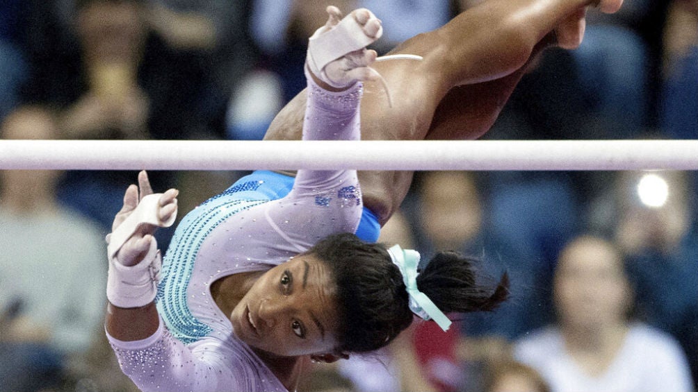 Simone Biles durante una competencia de gimnasia 