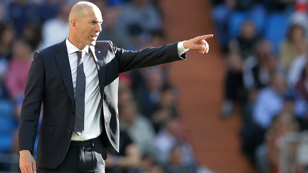 Zidane da indicaciones en juego del Real Madrid 