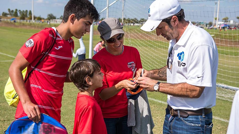 Figo firma autógrafos en una IVP Supercup