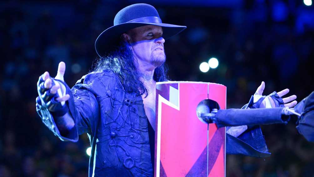 The Undertaker hace su aparición en el ring