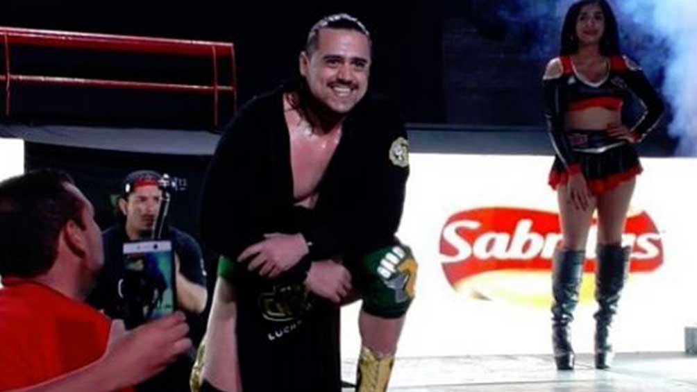 Garza Jr. hace su entrada al ring