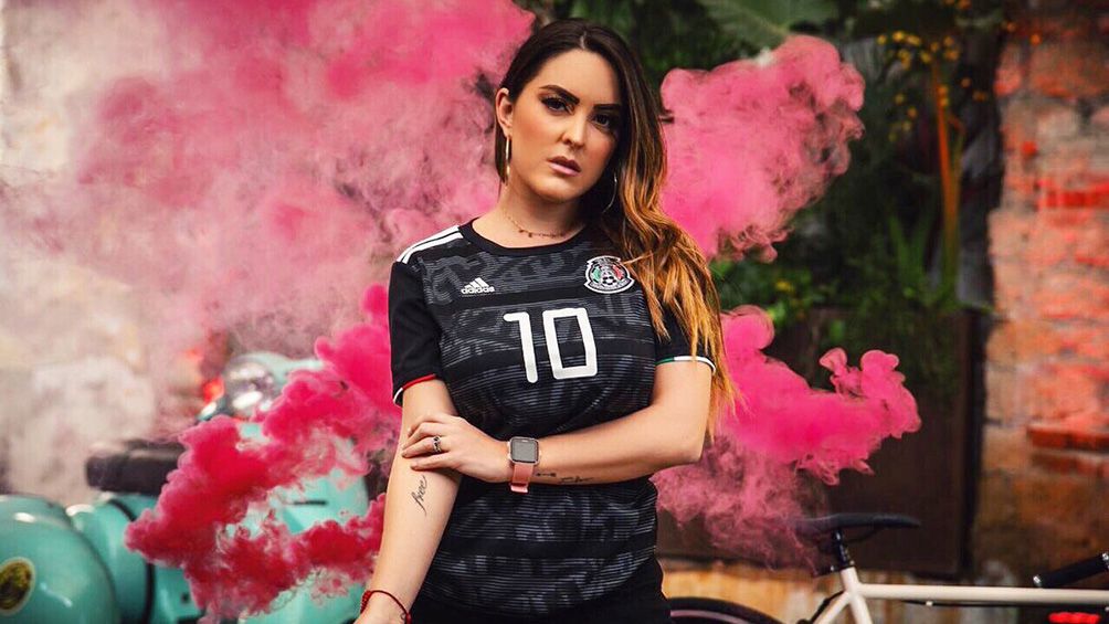 Patty López con la playera del Tri