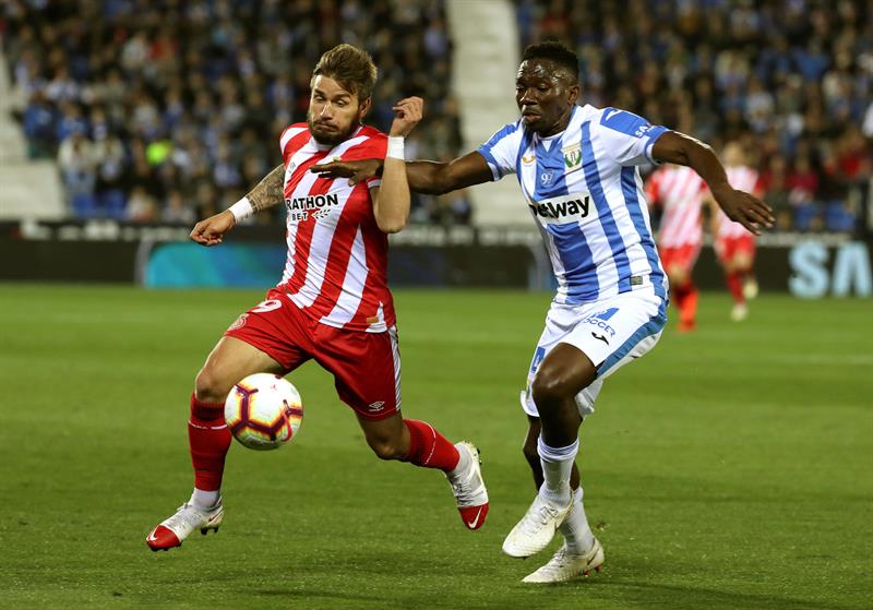 Kenneth Omeruo lucha por la redonda