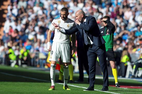 Zidane da indicaciones a Bale en juego del Madrid 