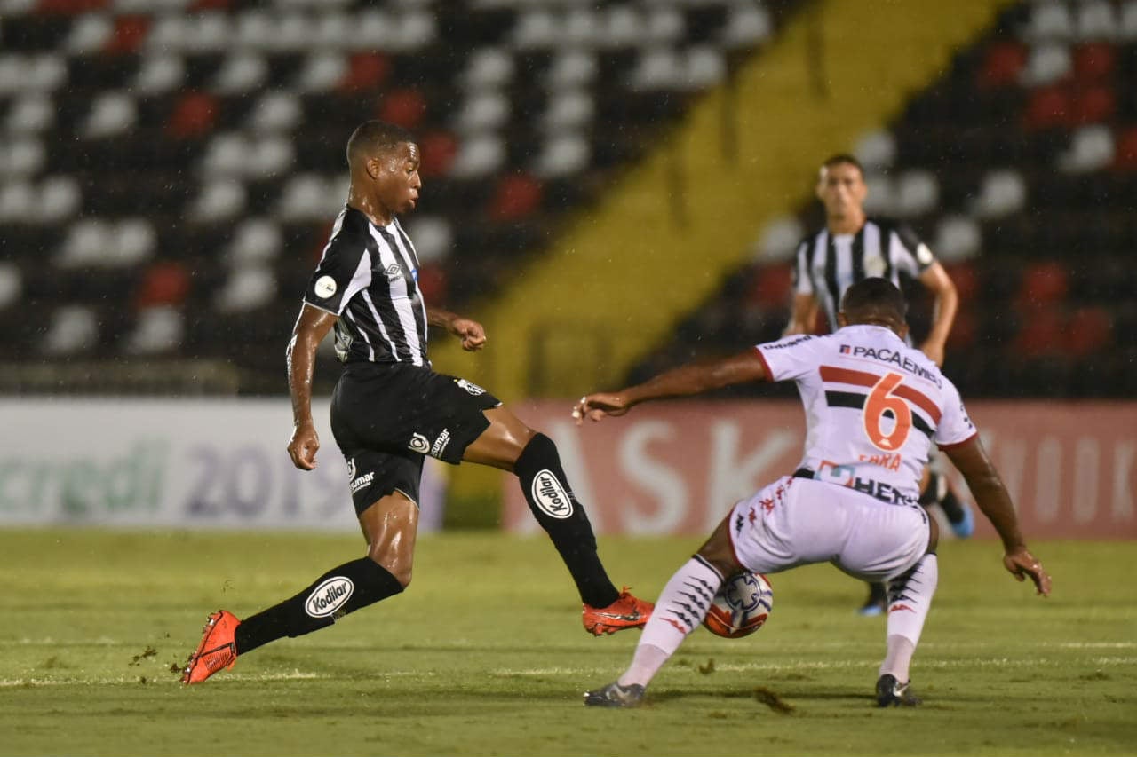 Acciones entre Santos y Botafogo en partido de la Liga Paulista 