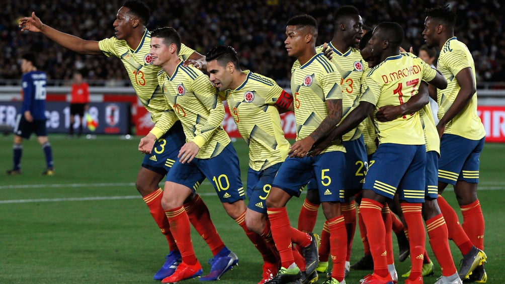 Jugadores colombianos celebran el tanto de Radamel 