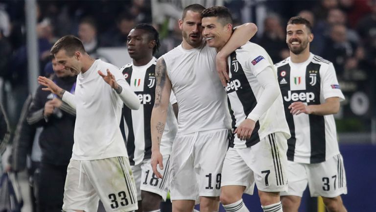 Jugadores de la Juventus junto a CR7 festejan un triunfo