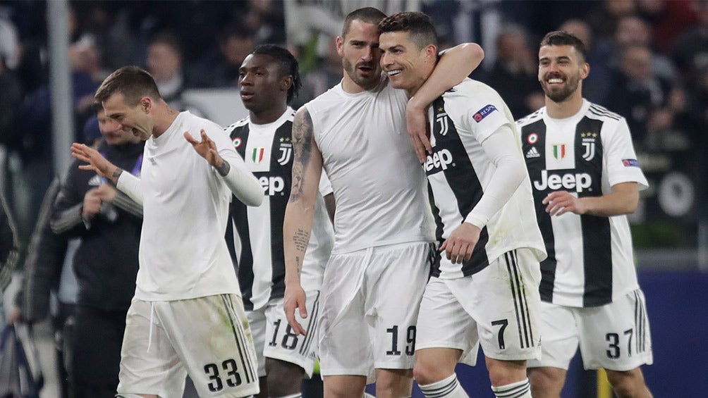 Jugadores de la Juventus junto a CR7 al final de un partido 