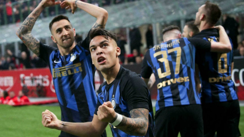 Lautaro Martinez festeja su gol frente al Milan