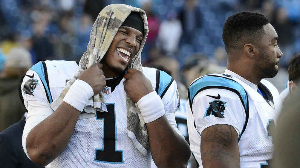 Cam Newton en la banca durante un juego de las Panteras