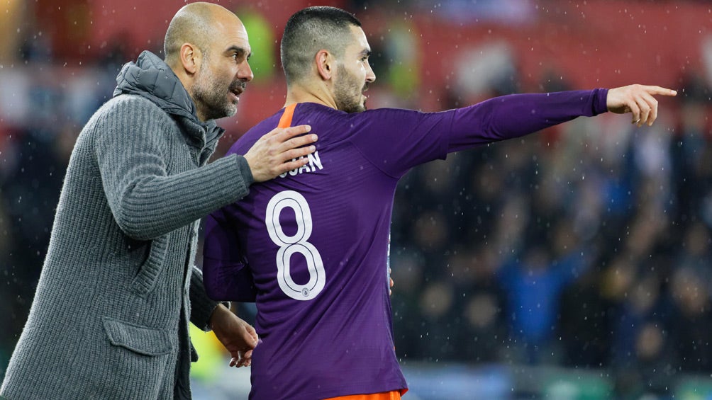 Pep Guardiola da instrucciones a lkay Guendogan