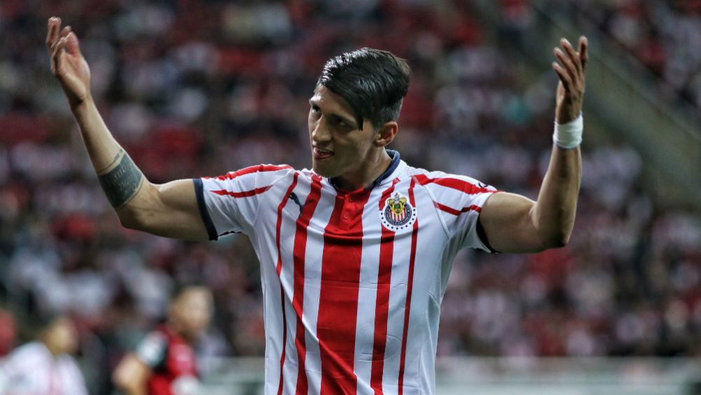 Alan Pulido festeja un gol con Chivas