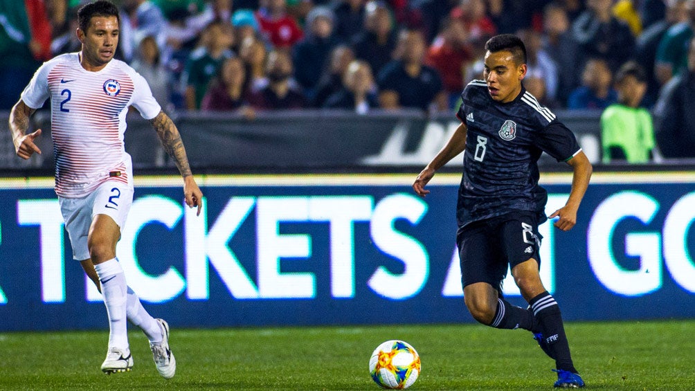 Carlos Rodríguez conduce el esférico en el duelo contra Chile