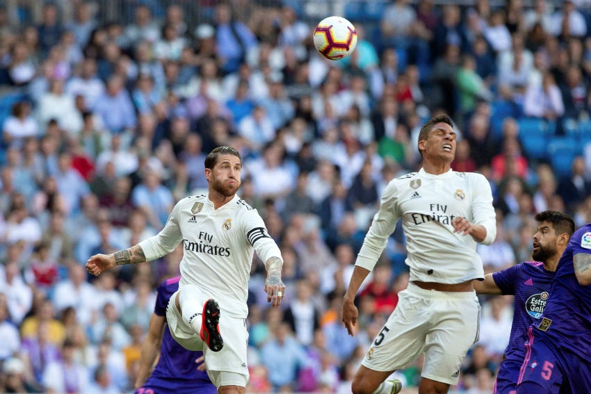 Varane y Ramos intentan despejar un balón 