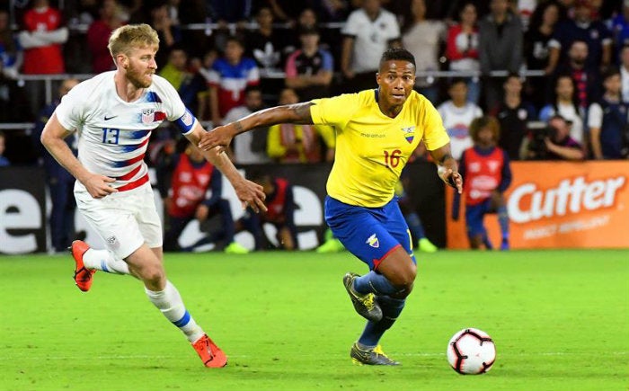 Tim Ream y Antonio Valencia pelean el balón 