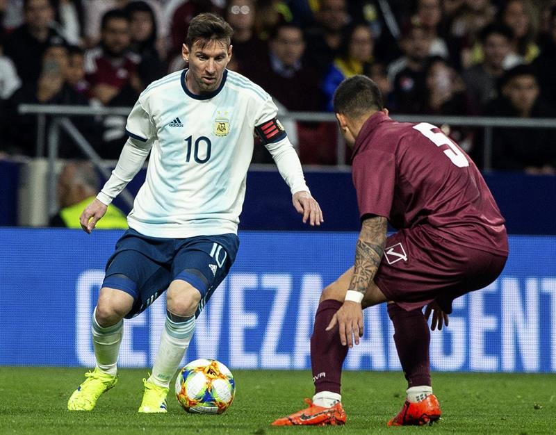 Messi conduce el balón ante la marca de Moreno