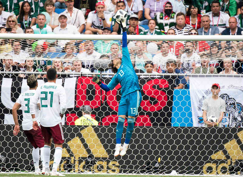 Ochoa detiene un disparo en Mundial de Rusia 2018