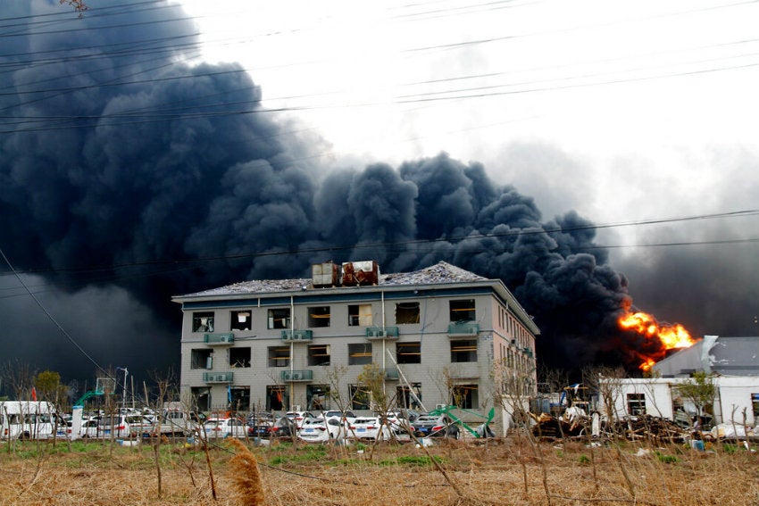 Planta de sustancias químicas sufre por explosión 