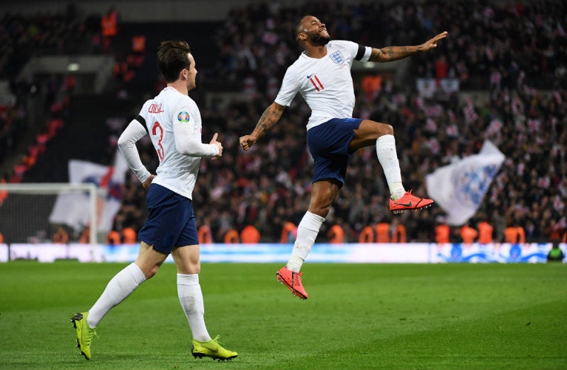 Jugadores de Inglaterra festejan un gol