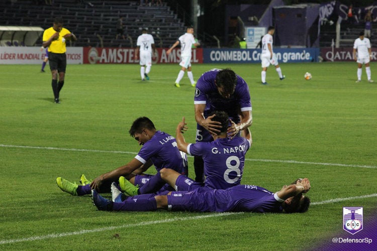 Defensor Sporting festeja triunfo ante Bolivar