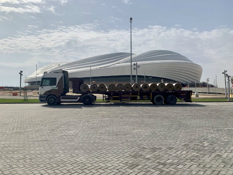 Rollos de césped arriban al Estadio Al Wakrah