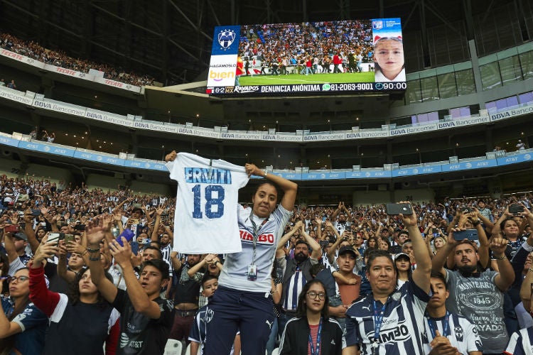 Aficicionada muestra el jersey de Rayados con el dorsal de Walter Erviti