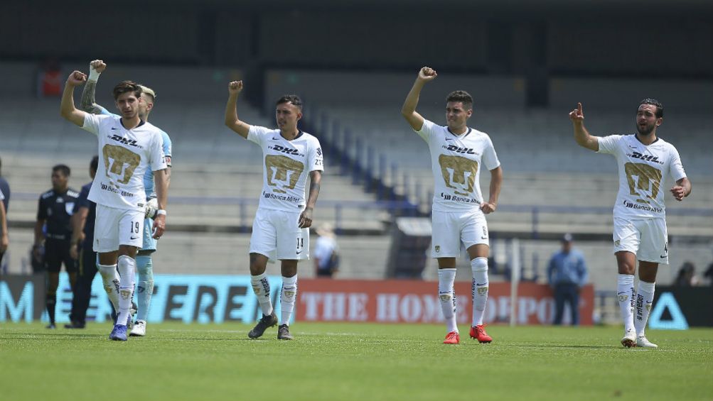 Jugadores de Pumas cantan un 'goya' 