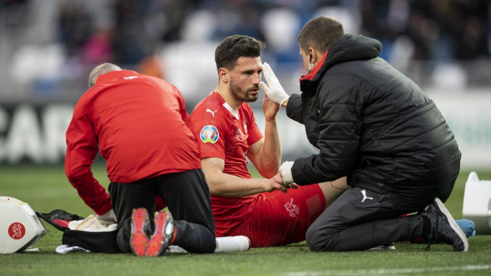 Fabian Schar es atendido tras golpe en la cabeza