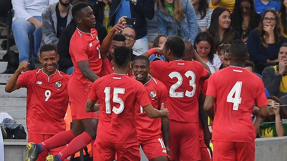 Jugadores de Panamá festejan gol contra Brasil 