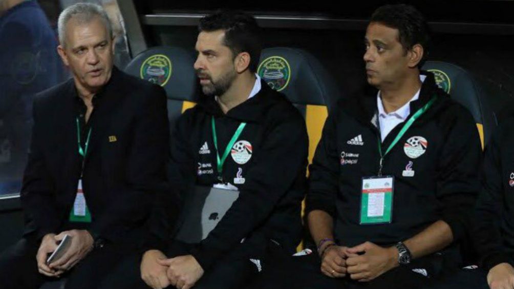 Javier Aguirre durante un partido con la Selección de Egipto 